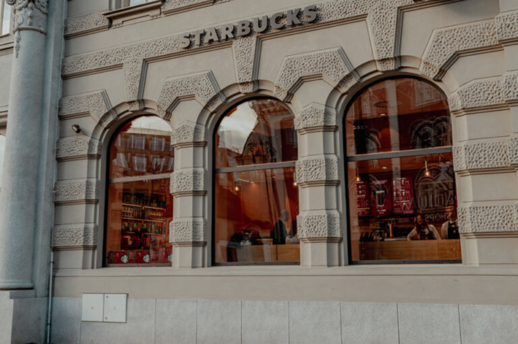 Starbucks rozšiřuje svou síť o novou pražskou kavárnu na Náměstí Republiky